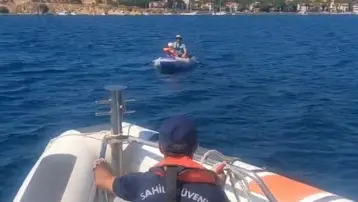 Şişme bot keyfi kabusa döndü. Yüzlerce metre sürüklendiler