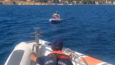 Şişme bot keyfi kabusa döndü. Yüzlerce metre sürüklendiler