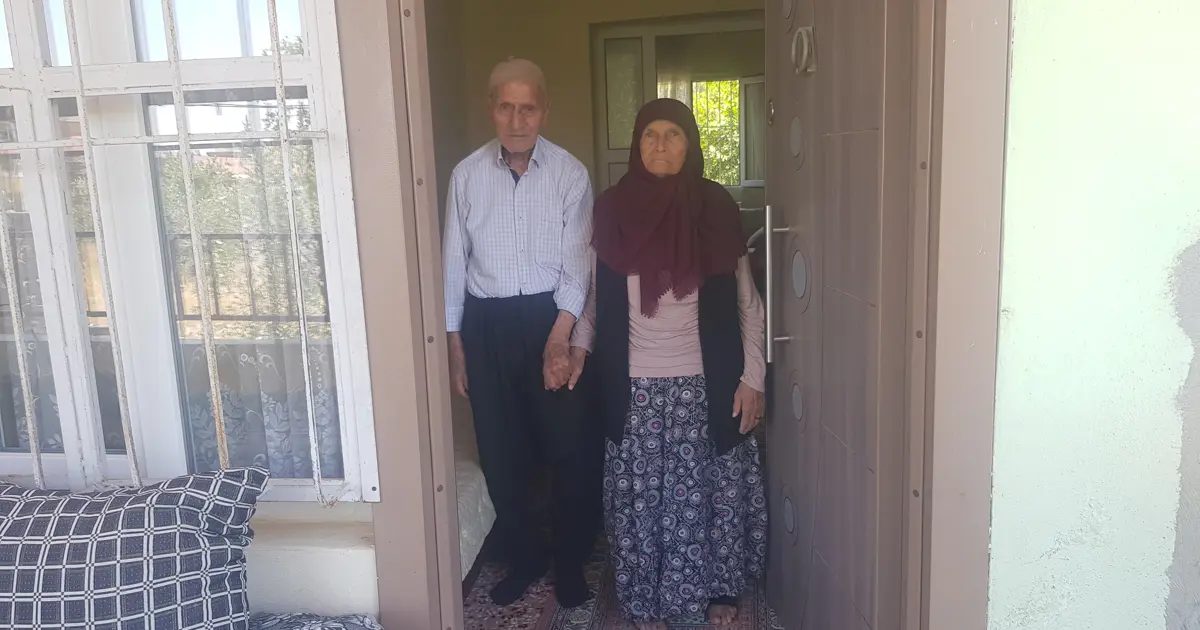 Biri 103, diğeri 100 yaşında! Her gün içtikleri ve sofradan eksik etmedikleri 3 şeyi açıkladı