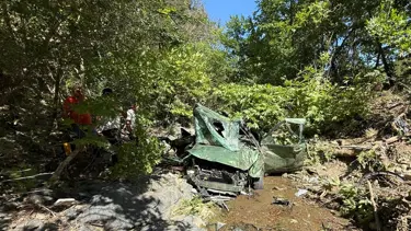 Çanakkale'de hafif ticari araç dere yatağına devrildi. 2 kişi hayatını kaybetti
