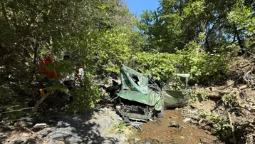 Çanakkale'de hafif ticari araç dere yatağına devrildi. 2 kişi hayatını kaybetti