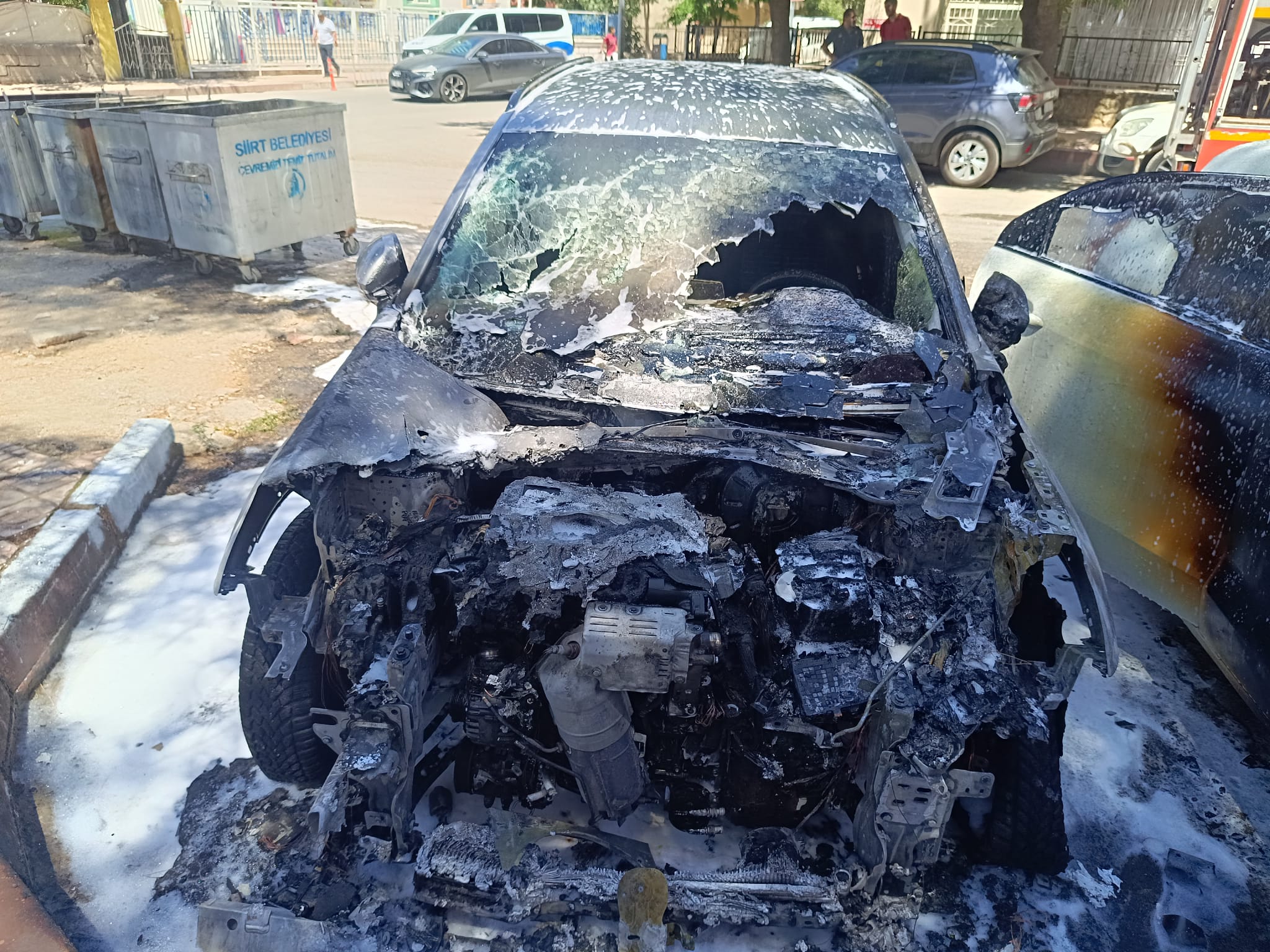Park halindeki araçta başlayan yangın, yanındaki otomobili de kül etti