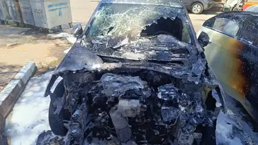 Park halindeki araçta başlayan yangın, yanındaki otomobili de kül etti