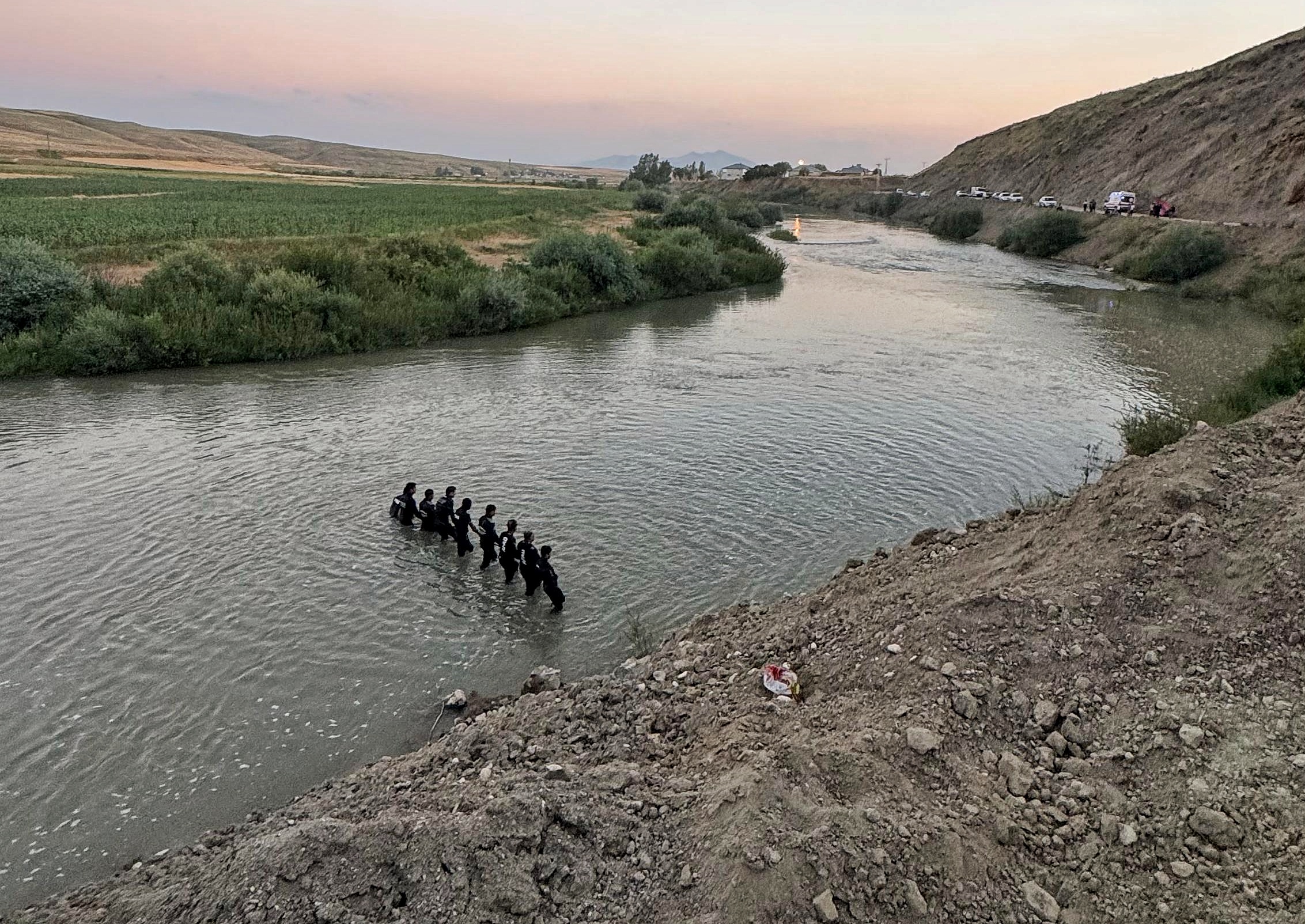 Muş'ta çaya düşen kardeşlerden biri öldü, diğeri aranıyor