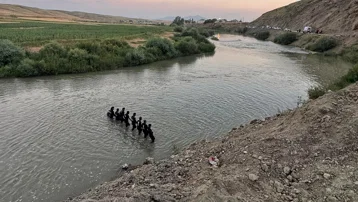 Muş'ta çaya düşen kardeşlerden biri öldü, diğeri aranıyor