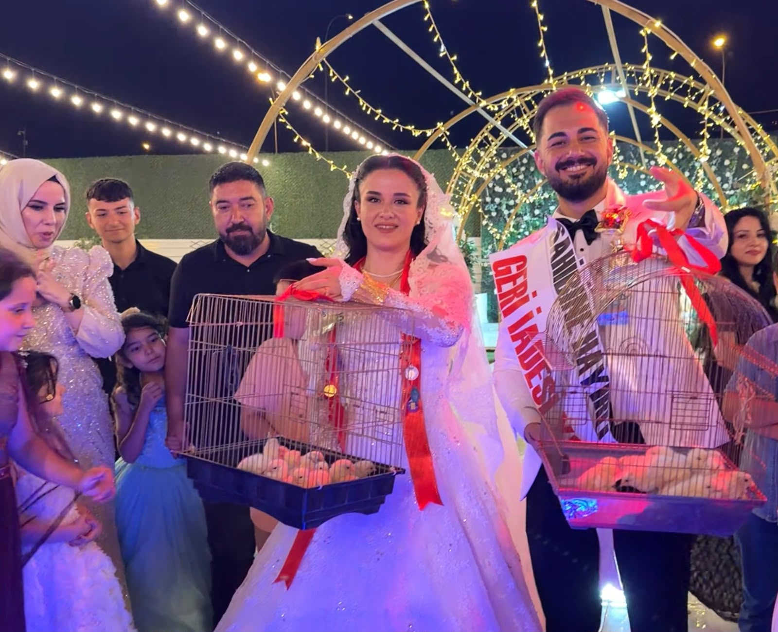 Düğünde altın yerine 100 civciv taktı. Kebapçıdan eski çırağına sıra dışı hediye