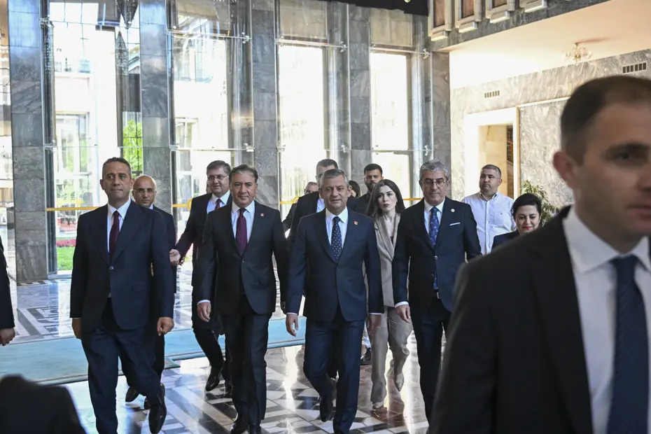 Özgür Özel ve ekibi yeni parti için ilk somut adımı attı