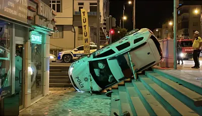 Polis aracı kaza yaptı. 2'si bekçi 3 yaralıKayseri'de polis aracının karıştığı kazada 2'si bekçi 3 kişi yaralandı.