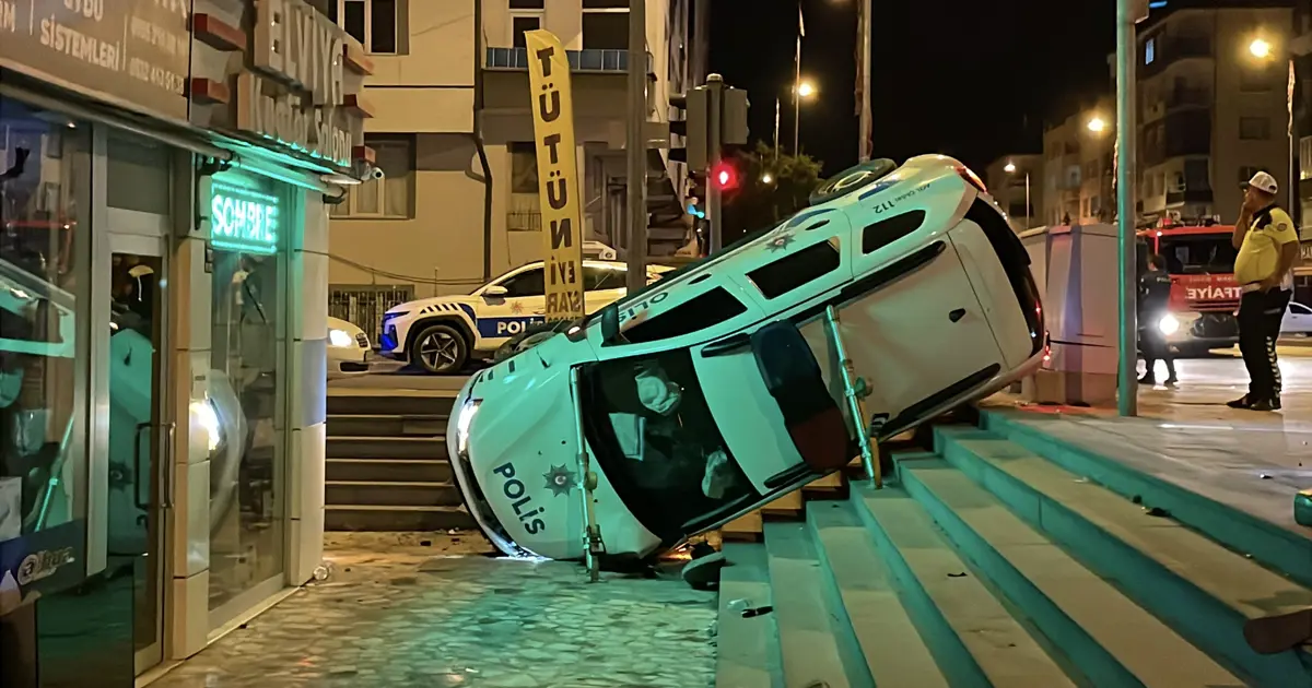 Polis aracı kaza yaptı. 2'si bekçi 3 yaralı