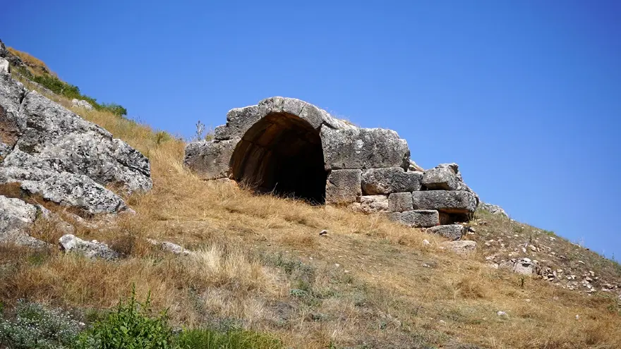 Isparta'da 1500 yıllık sır perdesi aralandı. Anadolu'da çok nadir görülüyor Isparta'da 1500 yıllık sır perdesi aralandı. Anadolu'da çok nadir görülüyor
