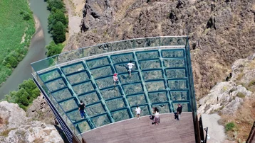Yerden tam 200 metre yükseklikte. İlk adımda korkutuyor, sonra etkiliyor
