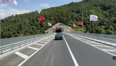19 dakikalık yol 3 dakikaya düşecekUlaştırma ve Altyapı Bakanı Abdulkadir Uraloğlu, Yalova Güney Çevre Yolu ile Yalova - Çınarcık - Armutlu aksına yeni bir alternatif oluşturacaklarını belirtti. Uraloğlu, "Mevcut yol uzunluğunu 9,4 kilometreden 5,9 kilometreye düşürerek yolumuzu 3,5 kilometre kısalt