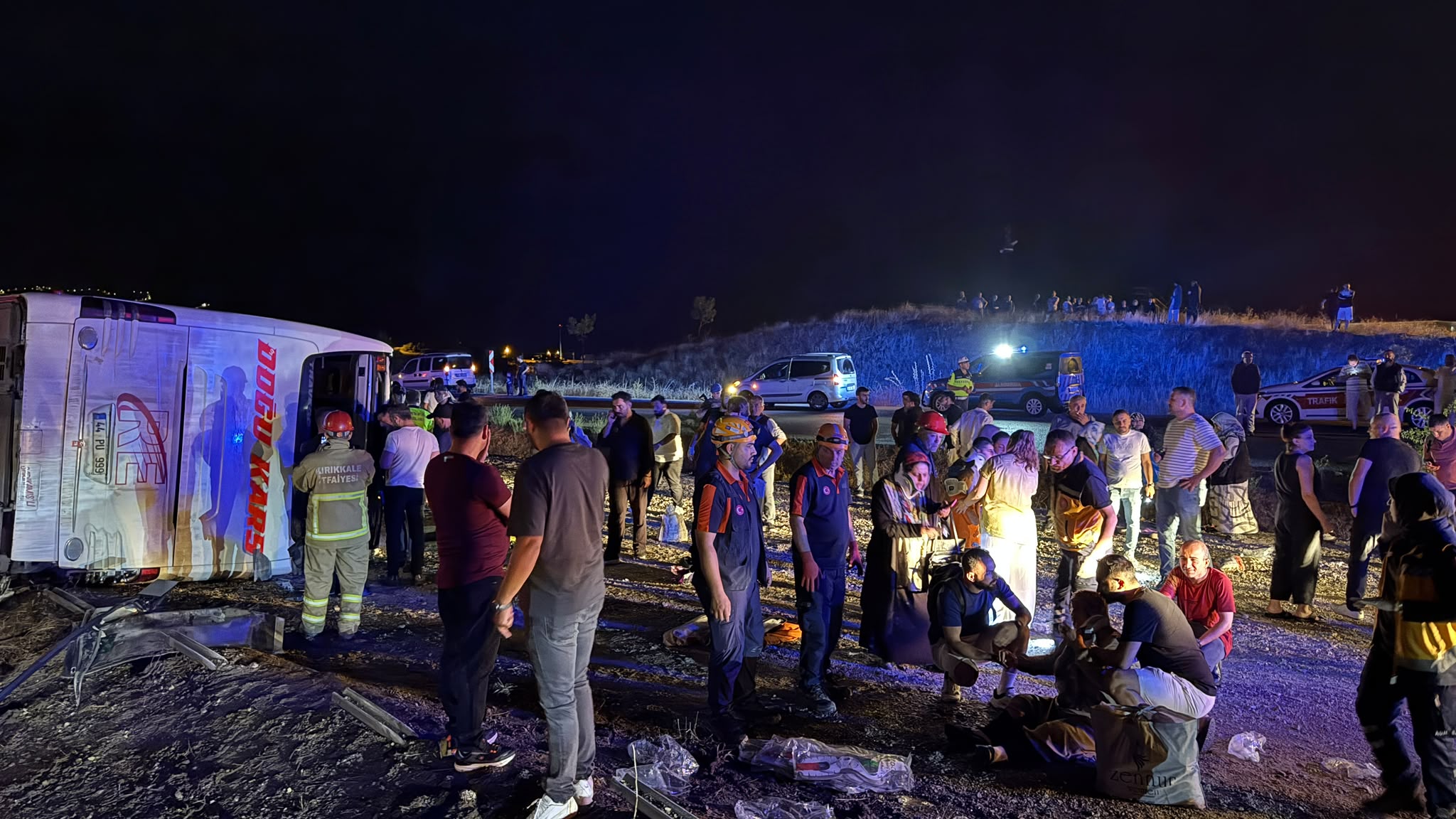 Kırıkkale'de devrilen yolcu otobüsündeki 29 kişi yaralandı