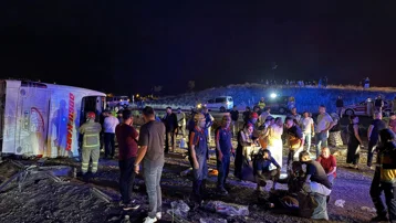 Kırıkkale'de devrilen yolcu otobüsündeki 29 kişi yaralandı