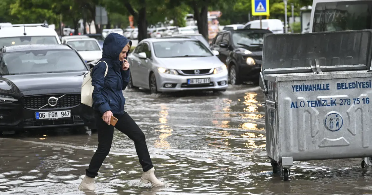 Harita turuncu ve sarıya boyandı, yaz ortasında kış yaşanıyor | Sıcaklık sert düştü, İstanbul ve Ankara'da yollar göle döndü