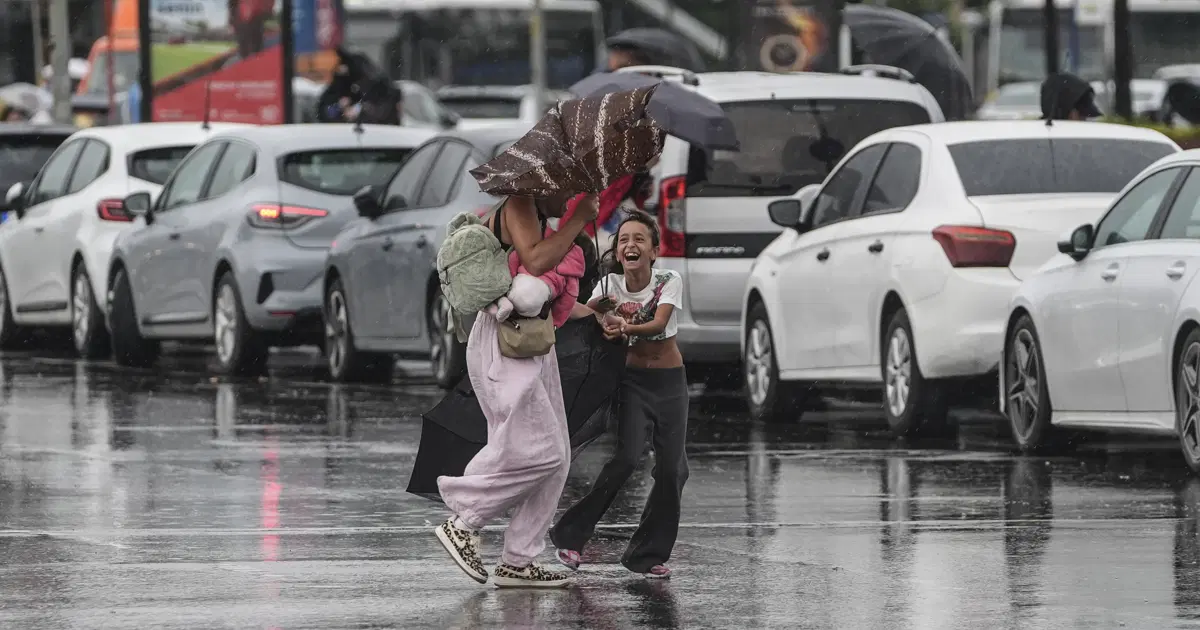 Bunaltan sıcaklara ara, Balkanlardan serin hava geldi. Fırtınaya dikkat! Hızı 80 kilometreye çıkacak