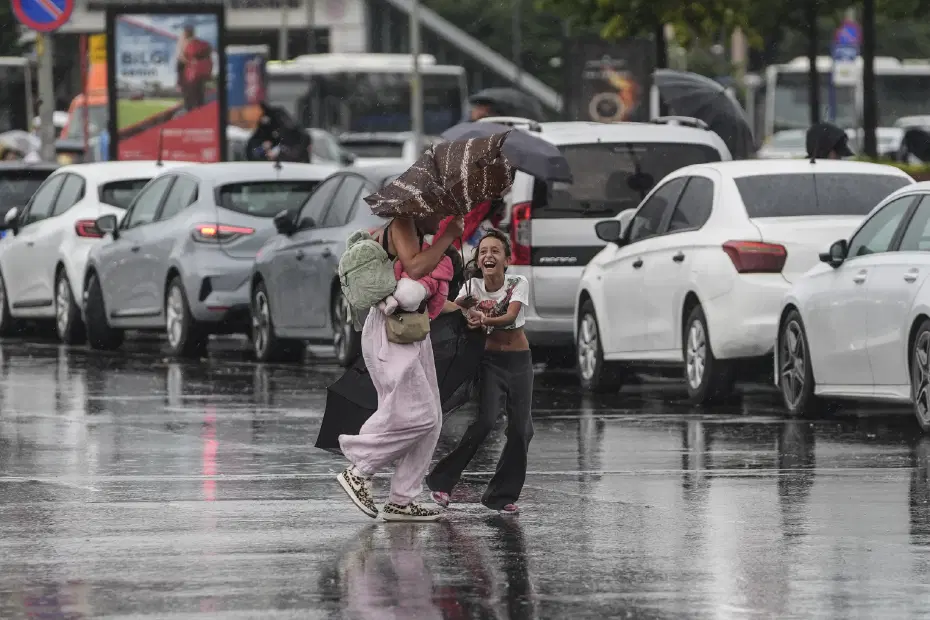 Bunaltan sıcaklara ara, Balkanlardan serin hava geldi. Fırtınaya dikkat! Hızı 80 kilometreye çıkacak