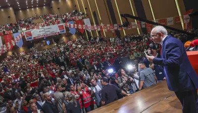 CHP'de "figüran partili" tartışmasıCHP etkinliğine cast ajanslarından para karşılığı figüran getirildiği iddia edildi. İddialara tepki gösteren CHP İstanbul İl Başkanı Gürsel Tekin, "Bize komplo kuruldu." dedi.