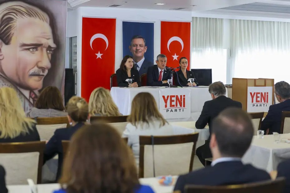 Özgür Özel: 200'ün üzerinde belediye başkanı Yeni Parti'ye geçecek