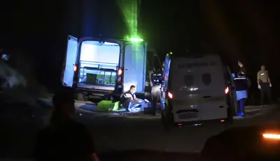 Seyir tepesinde sır dolu katliam. 3 ölüAdana'da iki erkek ile bir kadın, gece yarısı şehir manzarası izlemek için çıktıkları Rüzgarlı Tepe mevkisinde katledildi. 28 yaşındaki şüpheli Osman A., saklandığı adreste yakalandı.