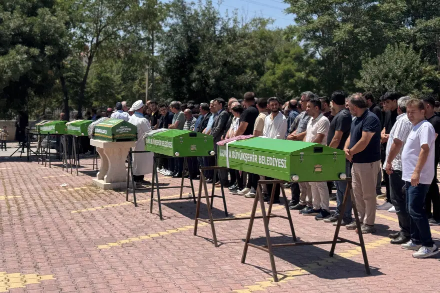 YAN YANA TOPRAĞA VERİLDİLER 1