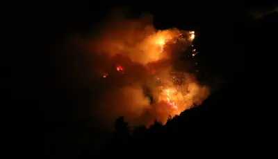 Antalya Kaş'ta orman yangını sürüyor. Gece olunca hava desteği durduAntalya'nın Kaş ilçesinden dün sabahın erken saatlerinde başlayan orman yangını devam ediyor. Havanın kararmasıyla havadan müdahale sona ererken, ekiplerin karadan müdahalesi aralıksız sürüyor.