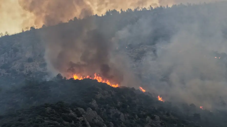 Antalya Kaş'ta orman yangını. Havadan müdahale yeniden başladı