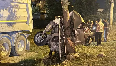 Ağaca çarptı, ikiye bölündüSakarya'nın Erenler ilçesinde ağaca çarpıp kağıt gibi ikiye bölünen otomobilin sürücüsü yaralandı.