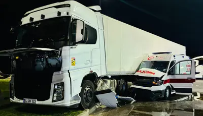 Tır hasta taşıyan ambulansı biçtiSamsun'un İlkadım ilçesinde, ambulans ile tırın çarpıştığı kazada 6 kişi yaralandı.