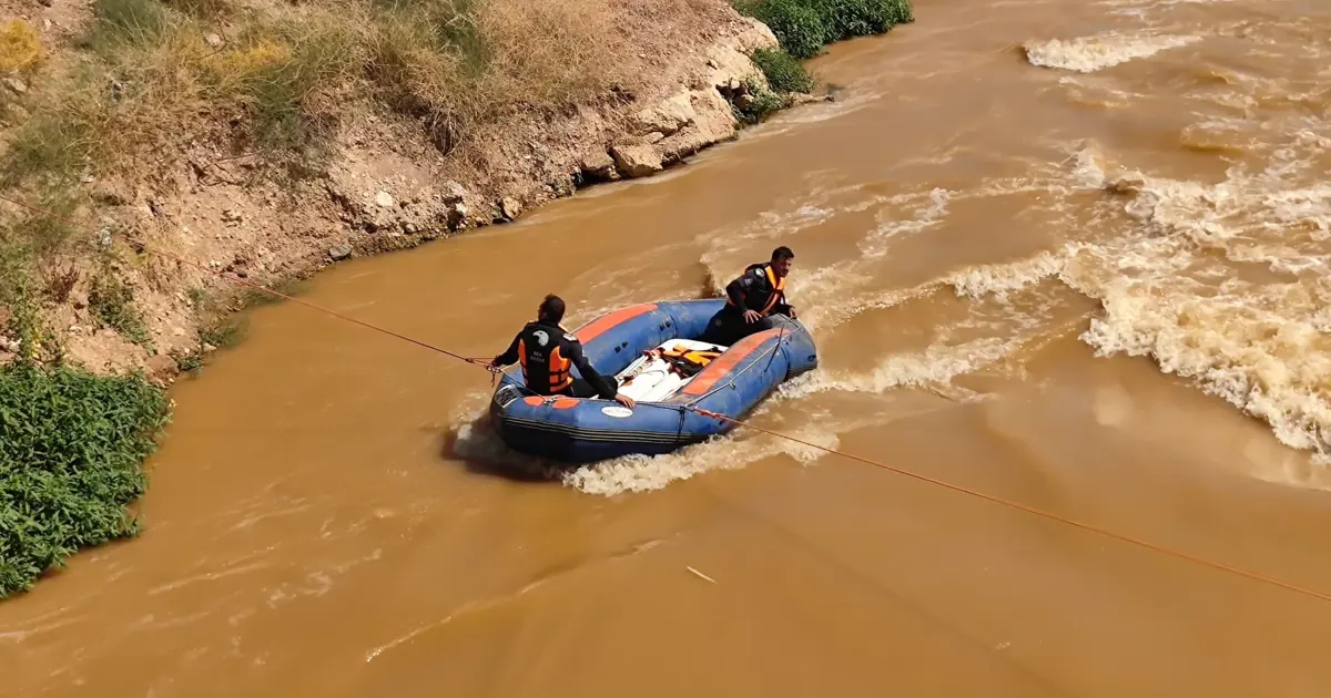 Şanlıurfa'da otomobil sulama kanalına uçtu. Sürücü kayboldu
