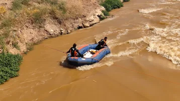Şanlıurfa'da otomobil sulama kanalına uçtu. Sürücü kayboldu
