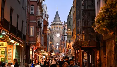 Meteorolojiden İstanbul'a gece uyarısıİstanbul yaz mevsiminin en sıcak günlerini yaşıyor. Meteoroloji Genel Müdürlüğü'nün son tahminlerine göre hissedilen sıcaklık 40 dereceye yaklaşacak. Gece ise nem uyutmayacak.