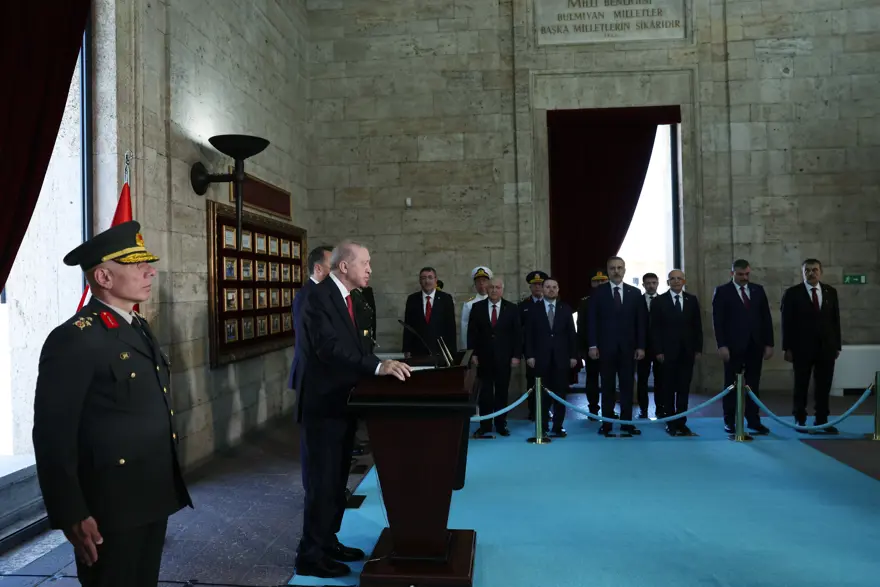 AA 20260804 42136592 42136588 CUMHURBASKANI ERDOGAN BASKANLIGINDAKI YAS UYELERI ANITKABIRI ZIYARET ETTI 592163