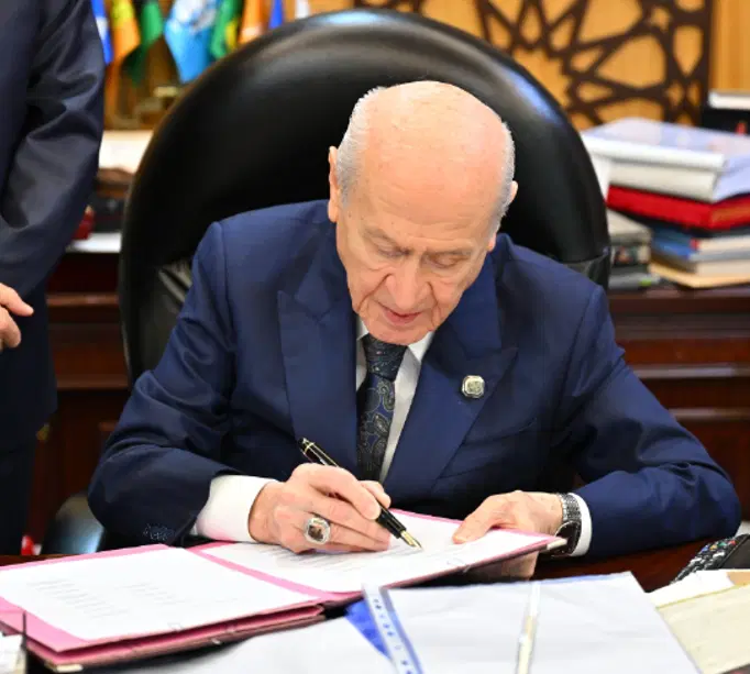 "Bin yıllık kardeşliğimiz tescillendi"MHP Genel Başkanı Devlet Bahçeli, çerçeve yasaya atılan imzalarla bin yıllık kardeşliğin tescillendiğini söyledi.