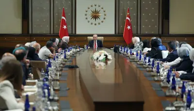 Kahramanmaraş'taki okul saldırısı. Erdoğan hayatını kaybeden öğrencilerin ailelerini kabul ettiCumhurbaşkanı Recep Tayyip Erdoğan, Kahramanmaraş'taki okul saldırısında hayatını kaybeden öğrencilerin aileleriyle bir araya geldi.