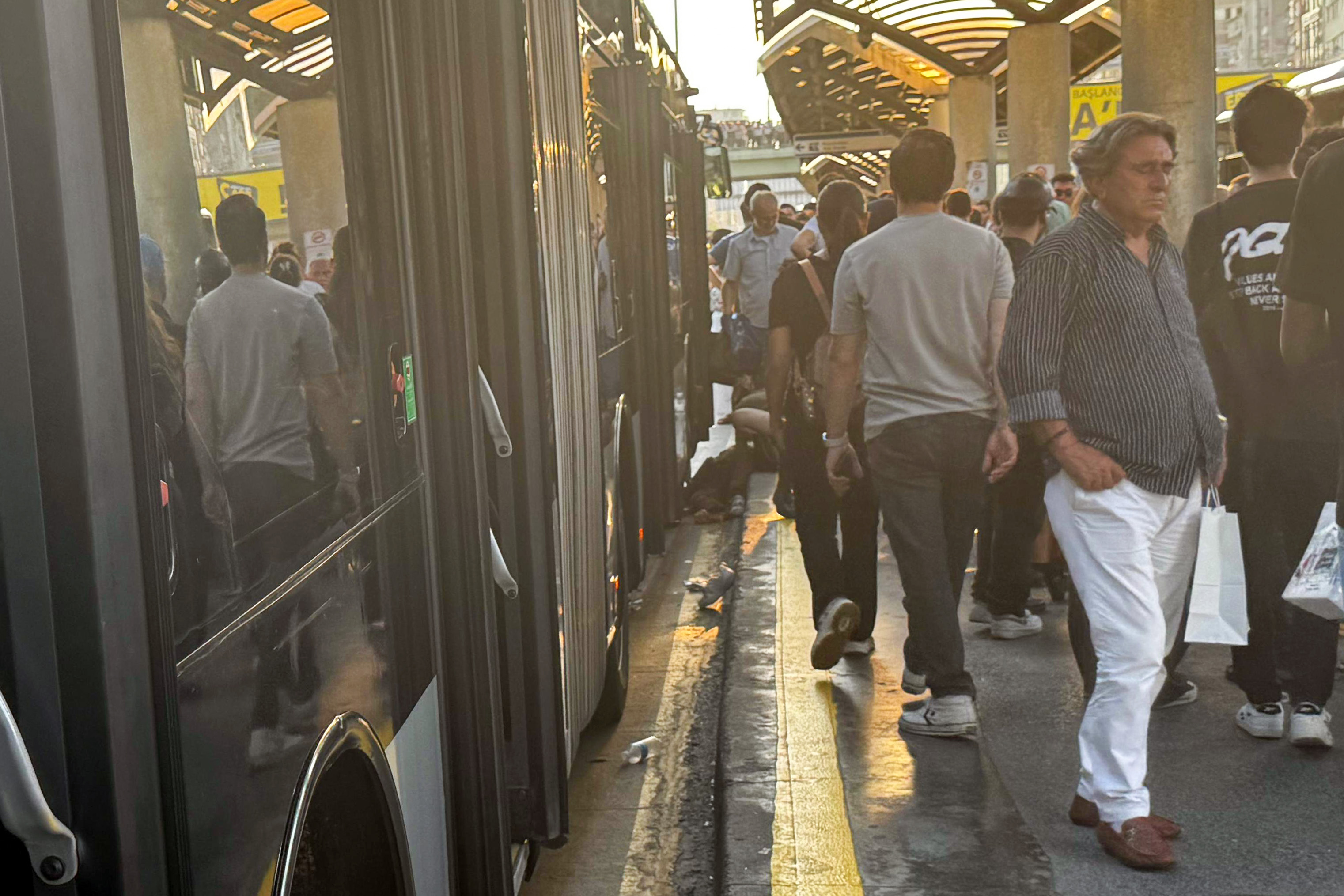 Metrobüsün çarptığı kadın ağır yaralandı