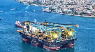 İstanbul Boğazı'ndan bir dev geçti