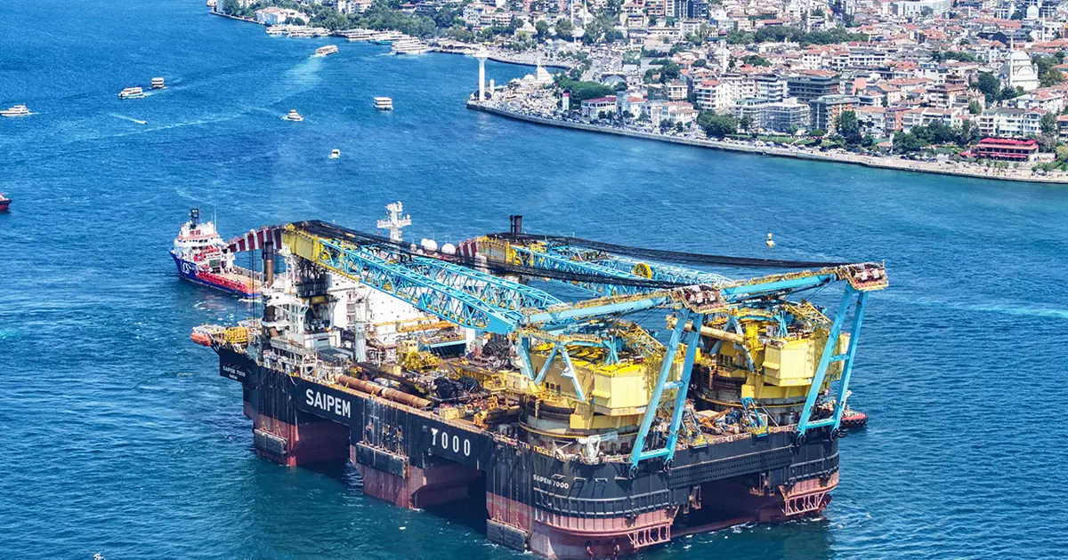 İstanbul Boğazı'ndan bir dev geçti. Köprülerin altından geçebilmek için kulelerini yatırdı