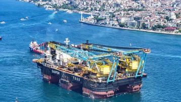 İstanbul Boğazı'ndan bir dev geçti. Köprülerin altından geçebilmek için kulelerini yatırdı