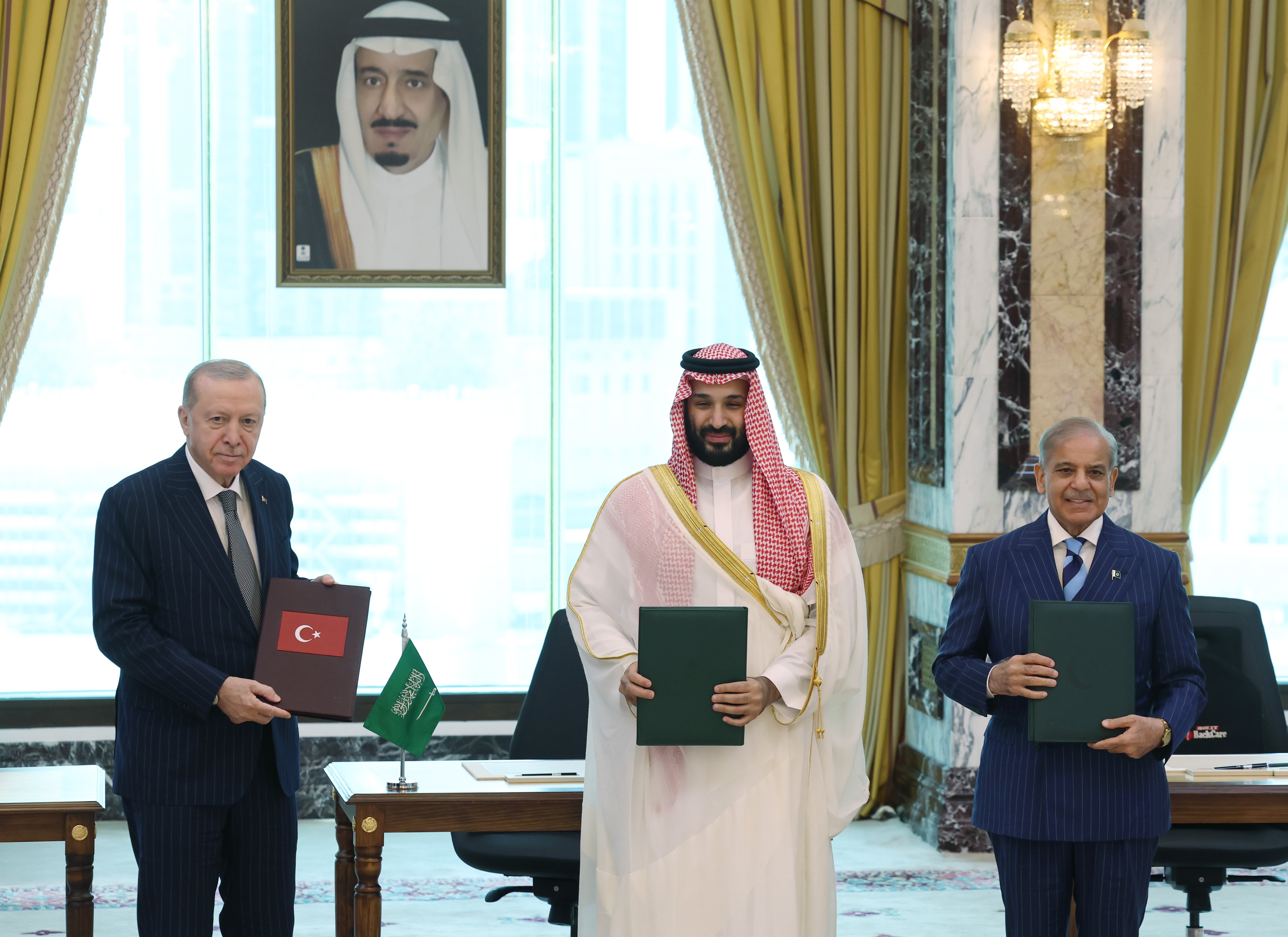 Yeni ittifak kuruldu | Bölgesel güvenlik için kritik anlaşma. Türkiye, Suudi Arabistan ve Pakistan imzaladı haber görseli