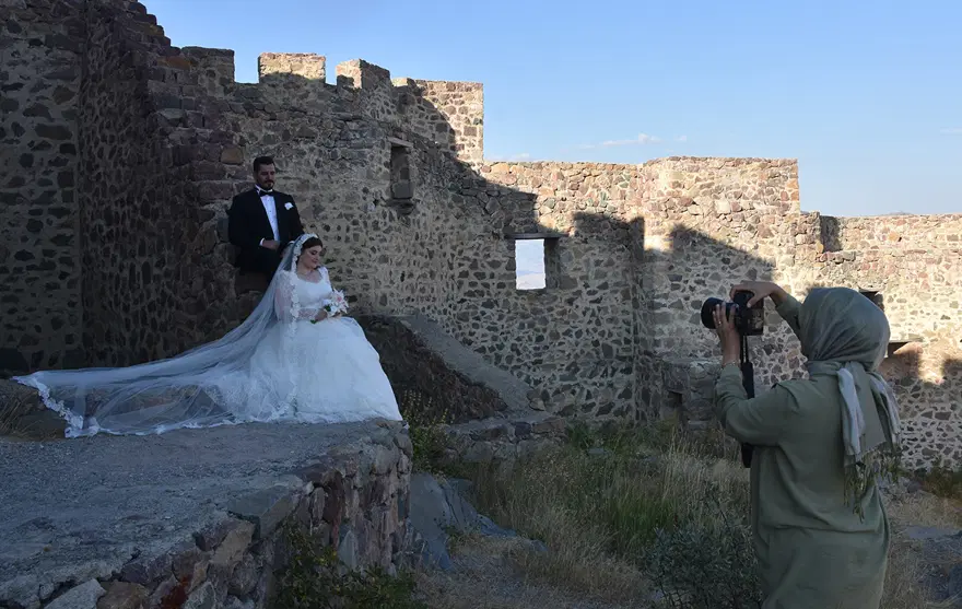 Gelin ve damatların yeni tercihi. 700 yıllık kale dış çekim mekanı oldu 3 Gelin ve damatların yeni tercihi. 700 yıllık kale dış çekim mekanı oldu 3