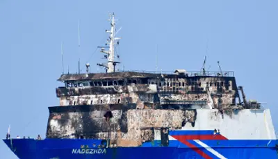 Karadeniz'de vurulan gemiden ilk görüntü. Türkiye'ye ulaştı, saldırının izleri ortaya çıktıKaradeniz'de drone saldırısına uğrayan NADEZHDA isimli Ro-Ro gemisi Samsun'a getirildi.