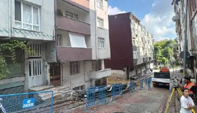 Sultangazi'de temel kazısı etrafındaki binalara hasar verdi. 3 bina boşaltıldıSultangazi'de inşaat temeli kazısı sırasında hasar oluşan 3 bina tahliye edildi.