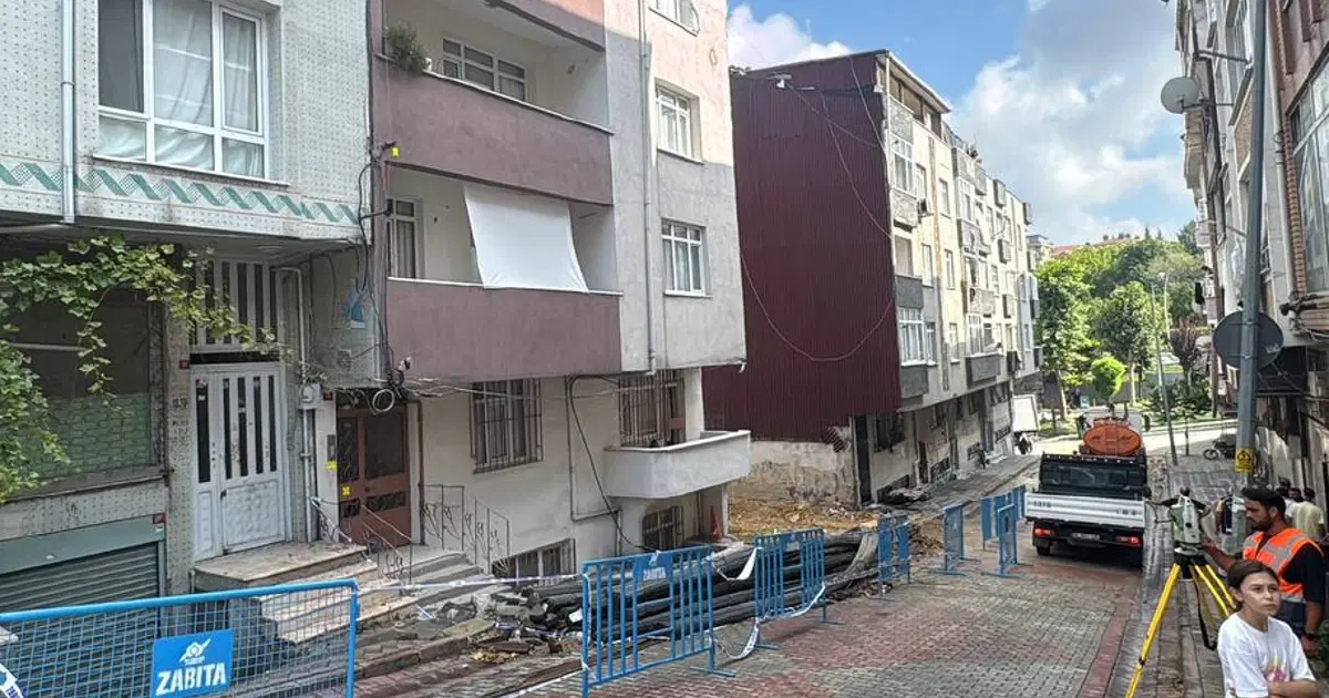 Sultangazi'de temel kazısı etrafındaki binalara hasar verdi. 3 bina boşaltıldı