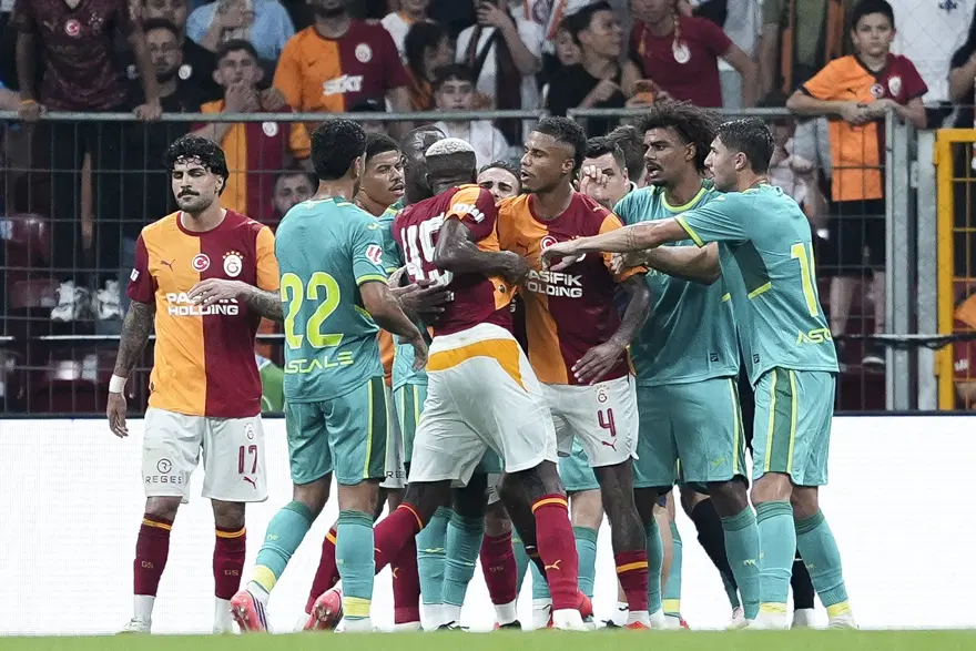 Galatasaray-Villarreal maçında olay. Osimhen'i 5 kişi zor tuttu 2
