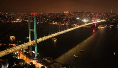 15 Temmuz Şehitler Köprüsü'ne Mekke Anlaşması'na özel ışıklandırmaİstanbul'un simge yapılarından 15 Temmuz Şehitler Köprüsü Mekke Ortak Savunma Anlaşması kapsamında ülke bayraklarının renkleriyle aydınlatıldı.