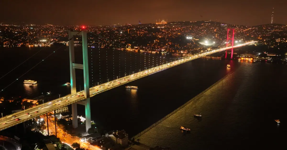 15 Temmuz Şehitler Köprüsü'ne Mekke Anlaşması'na özel ışıklandırma