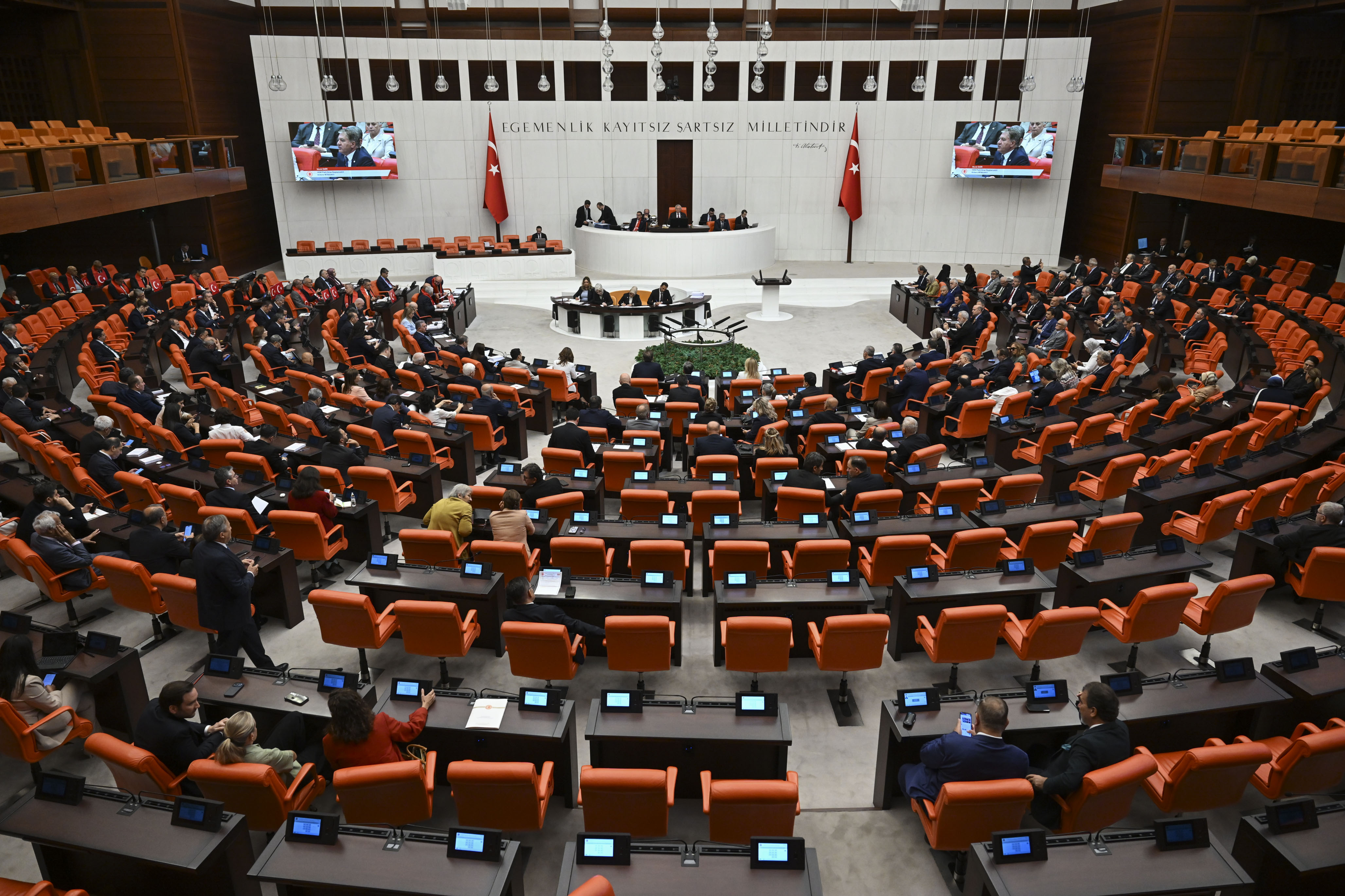 Üç milletvekili daha AK Parti'ye katıldı. İşte Meclis'teki yeni sandalye dağılımıMustafa Bilici, Mehmet Mustafa Gürban ve Ömer Karakaş, AK Parti'ye katıldı. Meclis'teki sandalye dağılımı bir kez daha değişti.