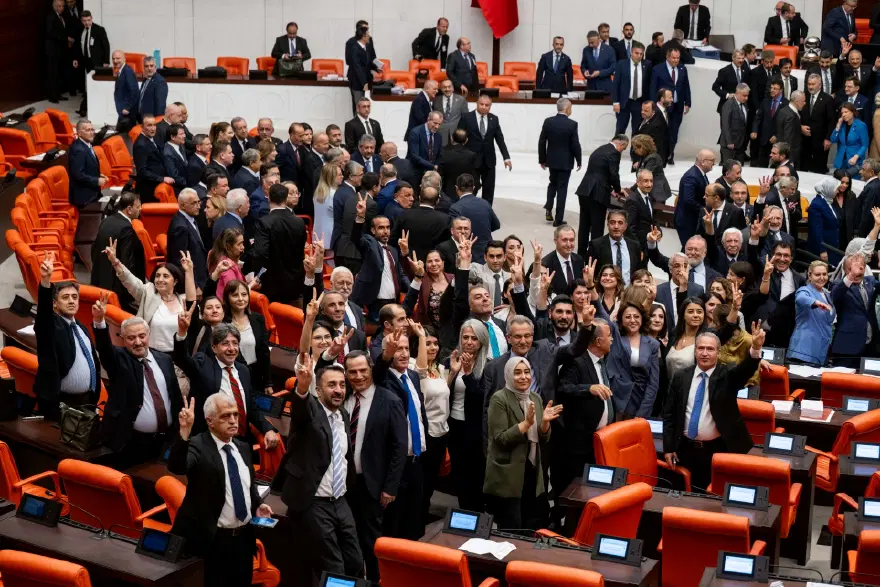 Çerçeve yasa oylamasında dikkat çeken ayrıntılar. Yasaya kimler ret oyu verdi? 3