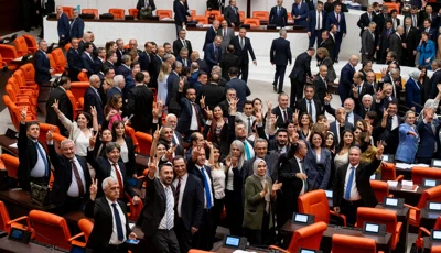 Çerçeve yasa oylamasında dikkat çeken ayrıntılar. Yasaya kimler ret oyu verdi?Terörsüz Türkiye sürecinin yasal zeminini oluşturacak çerçeve yasa, rekor oyla geçti. Güçlü mutabakat görüntüsünün altında siyasi partiler açısından dikkat çekici ayrıntılar ortaya çıktı.